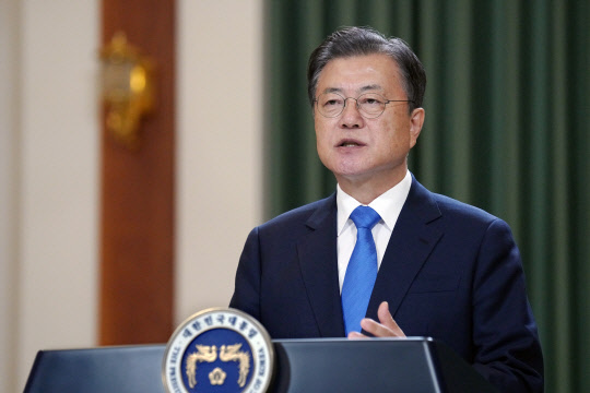 문재인 대통령이 청와대 충무실에서 10일 '제68주년 해양경찰의 날' 기념식에 영상축사를 전하고 있다.  [청와대 제공]